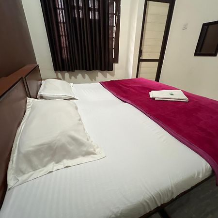 Raja Guest House -- Jalandhar Railway Station -- For Family, Couples, Travellers Buitenkant foto