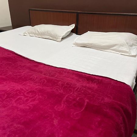 Raja Guest House -- Jalandhar Railway Station -- For Family, Couples, Travellers Buitenkant foto