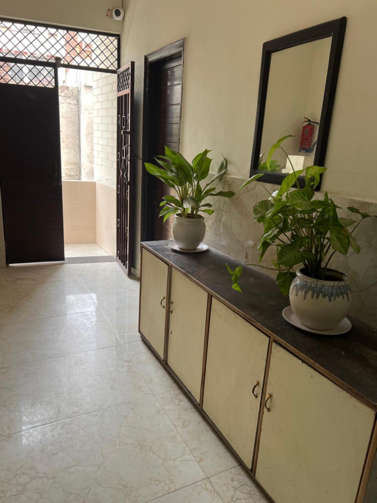 Raja Guest House -- Jalandhar Railway Station -- For Family, Couples, Travellers Buitenkant foto