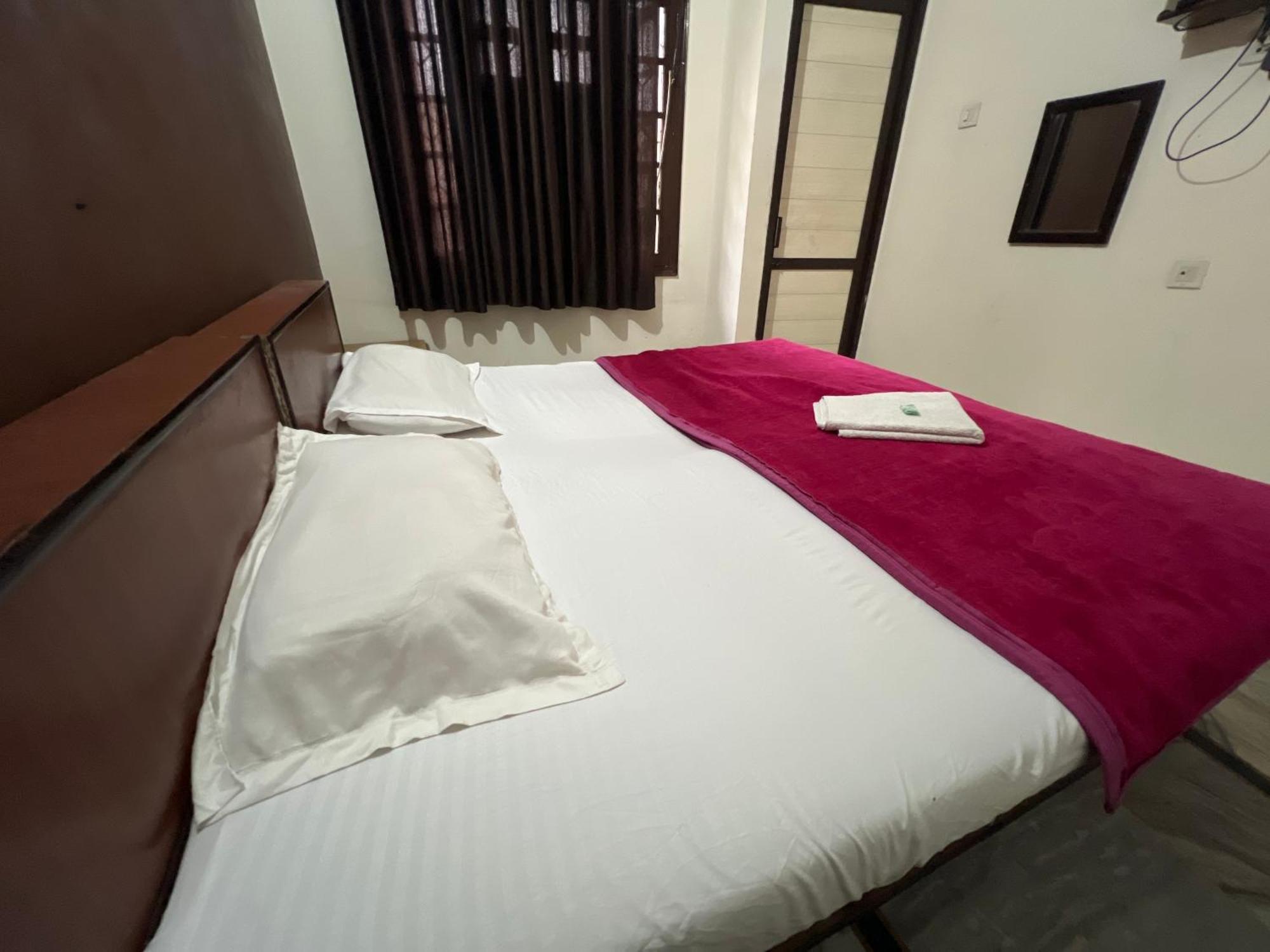 Raja Guest House -- Jalandhar Railway Station -- For Family, Couples, Travellers Buitenkant foto
