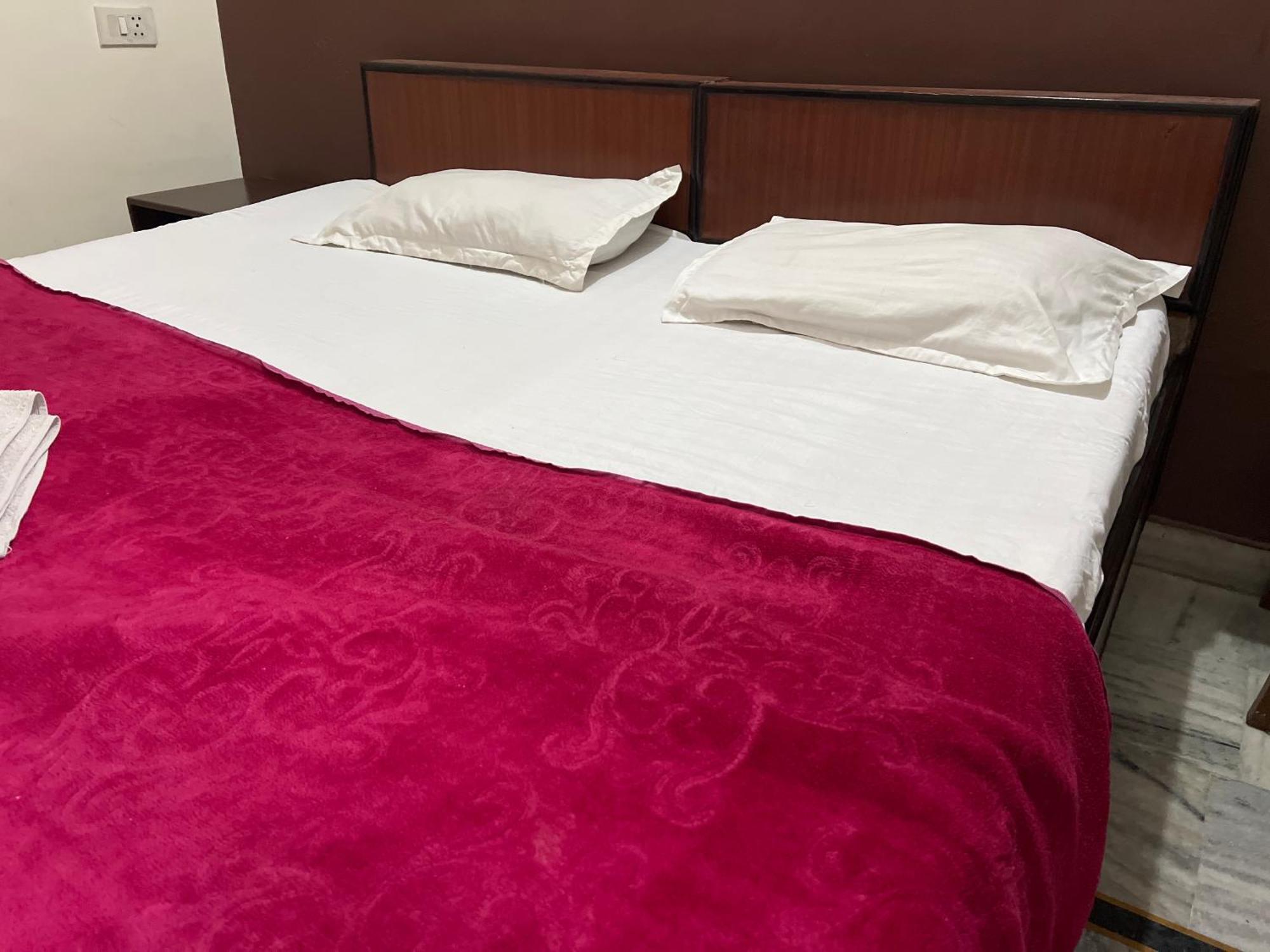 Raja Guest House -- Jalandhar Railway Station -- For Family, Couples, Travellers Buitenkant foto