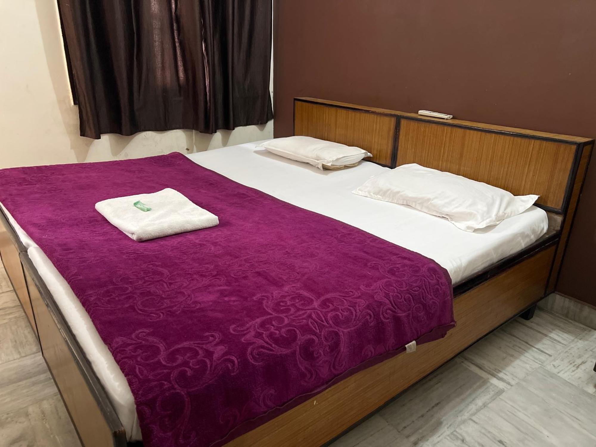 Raja Guest House -- Jalandhar Railway Station -- For Family, Couples, Travellers Buitenkant foto