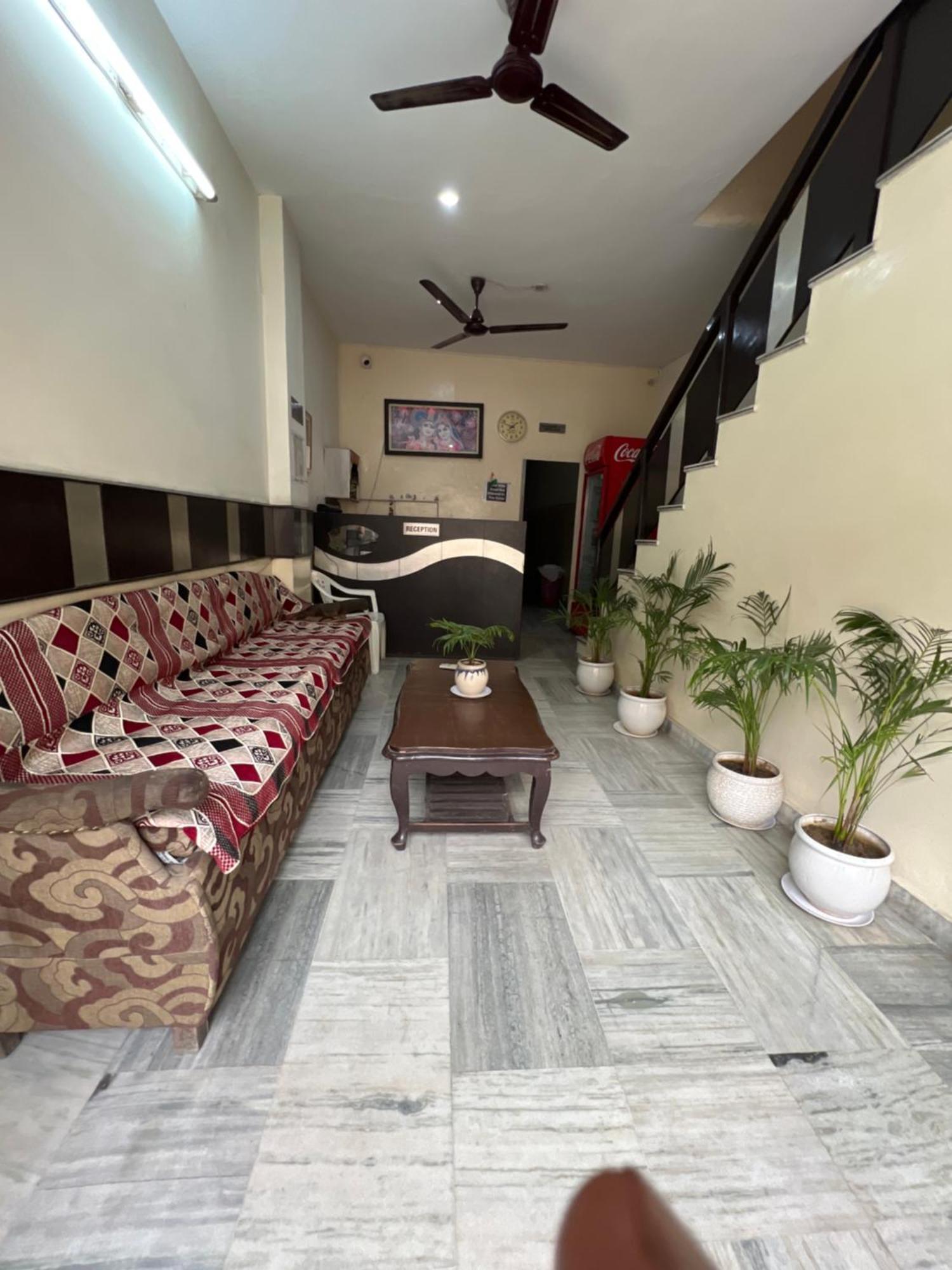 Raja Guest House -- Jalandhar Railway Station -- For Family, Couples, Travellers Buitenkant foto