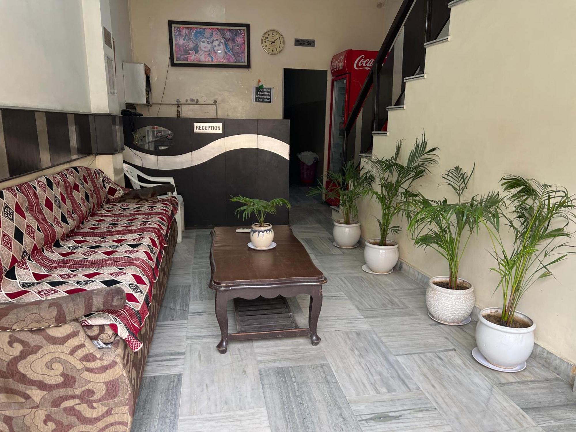 Raja Guest House -- Jalandhar Railway Station -- For Family, Couples, Travellers Buitenkant foto