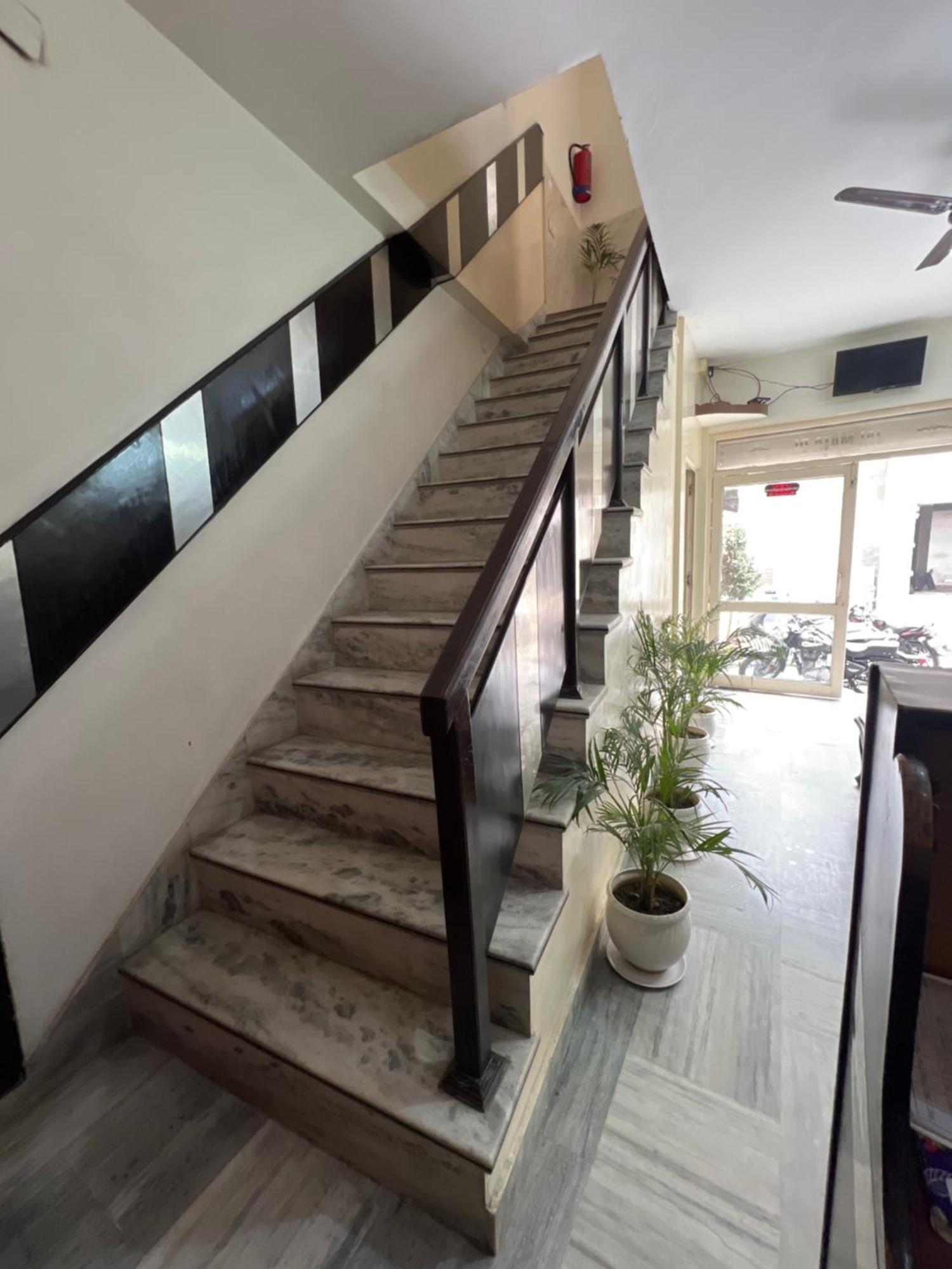 Raja Guest House -- Jalandhar Railway Station -- For Family, Couples, Travellers Buitenkant foto