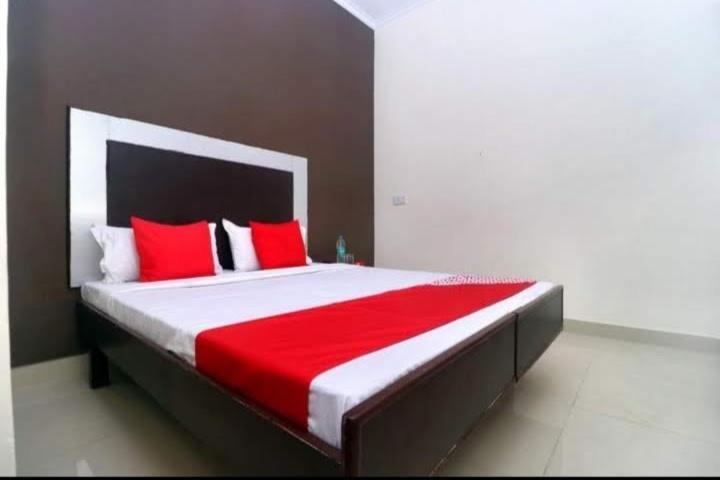 Raja Guest House -- Jalandhar Railway Station -- For Family, Couples, Travellers Buitenkant foto
