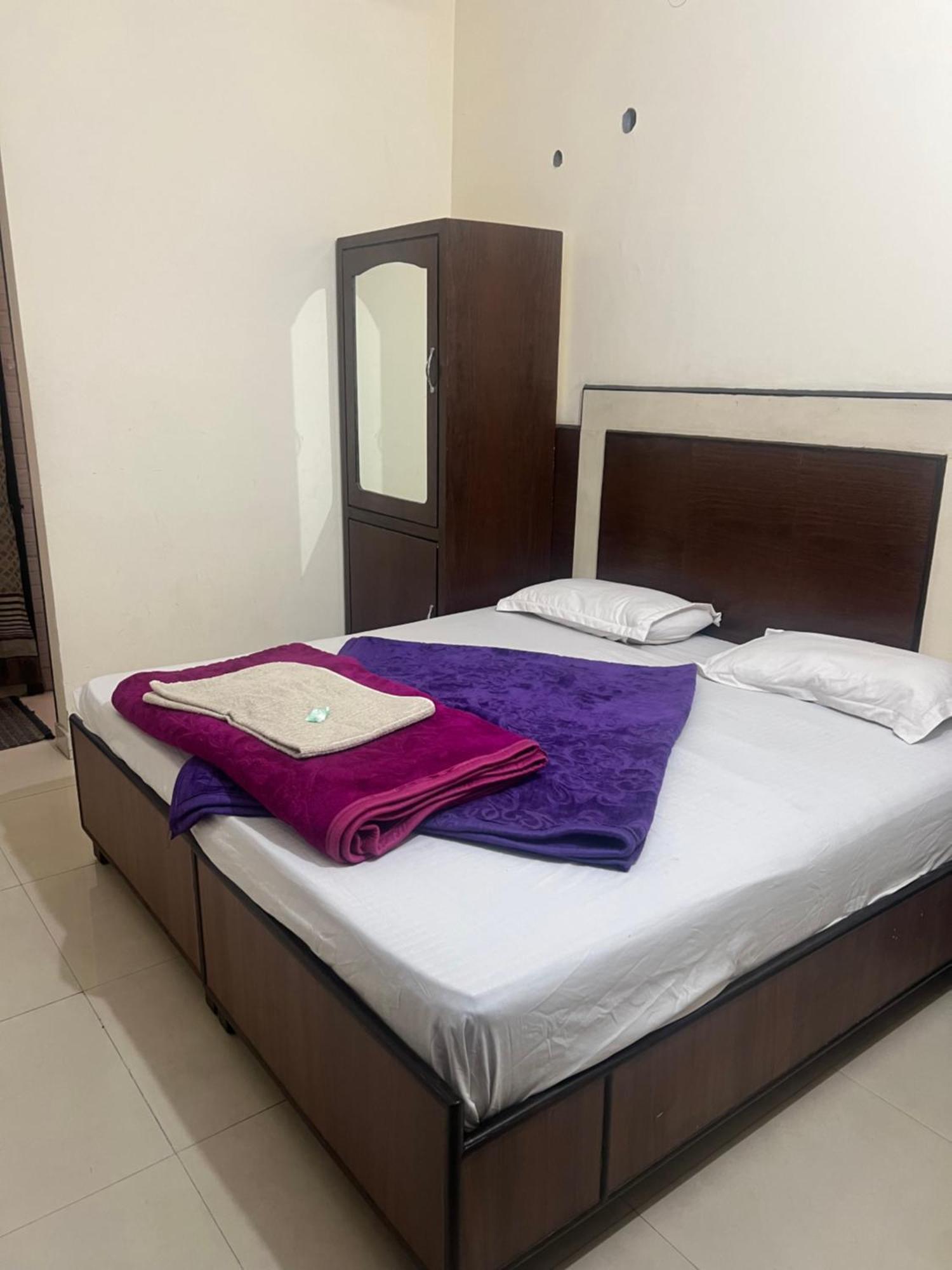 Raja Guest House -- Jalandhar Railway Station -- For Family, Couples, Travellers Buitenkant foto