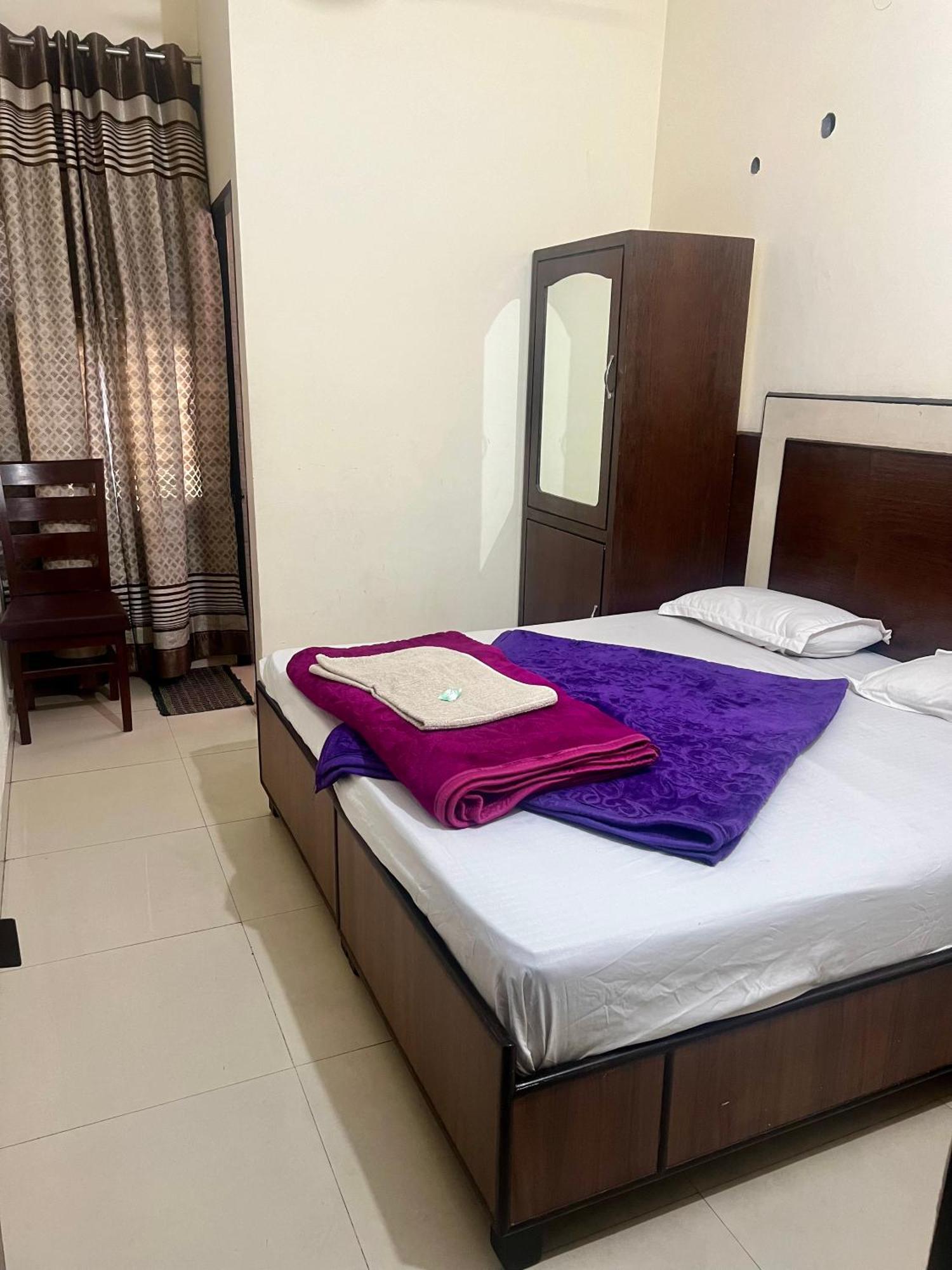 Raja Guest House -- Jalandhar Railway Station -- For Family, Couples, Travellers Buitenkant foto